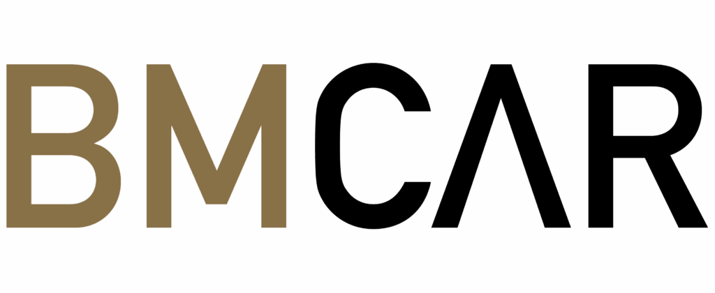 Logo dell'azienda BMCAR con le lettere 'BM' in grassetto color bronzo e le lettere 'CAR' in nero su sfondo trasparente.